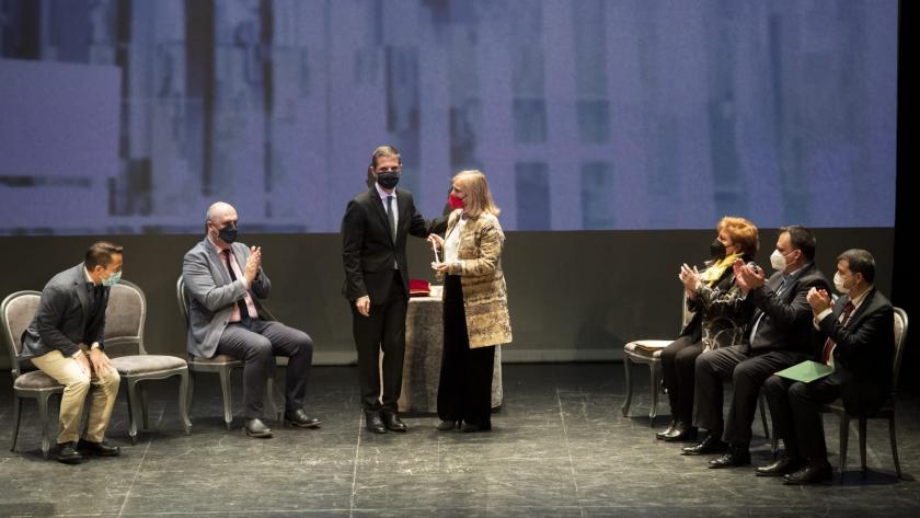 El alcalde de Alcalá hizo entrega de la Medalla de Oro de la Ciudad a la directora gerente del Hospital El acto tuvo lugar en el Teatro Salón Cervantes