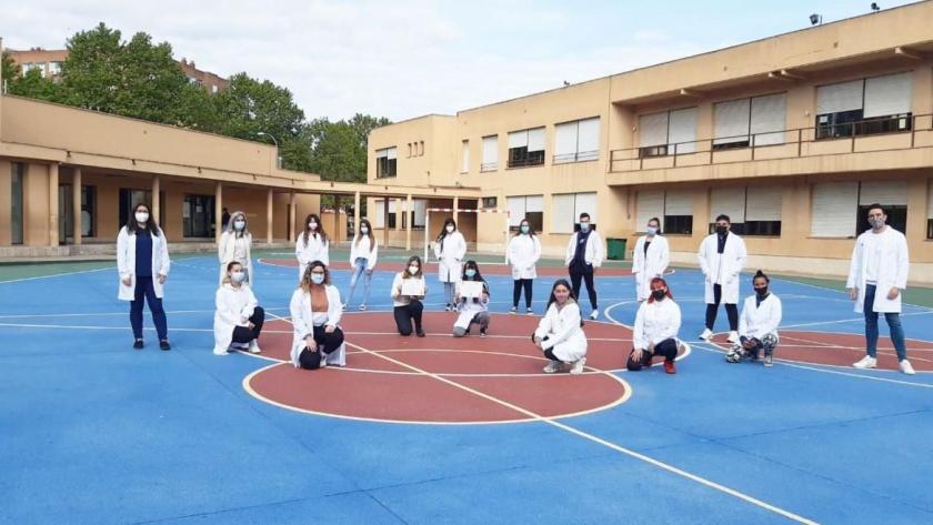 Jóvenes posando en el patio del Colegio