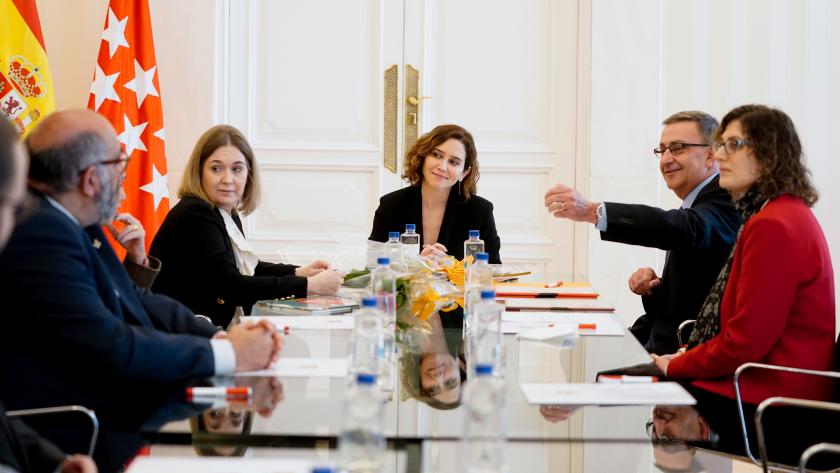 Díaz Ayuso explora profundizar en colaboraciones de actividades culturales con Cataluña Diaz Ayuso mesa de reunion