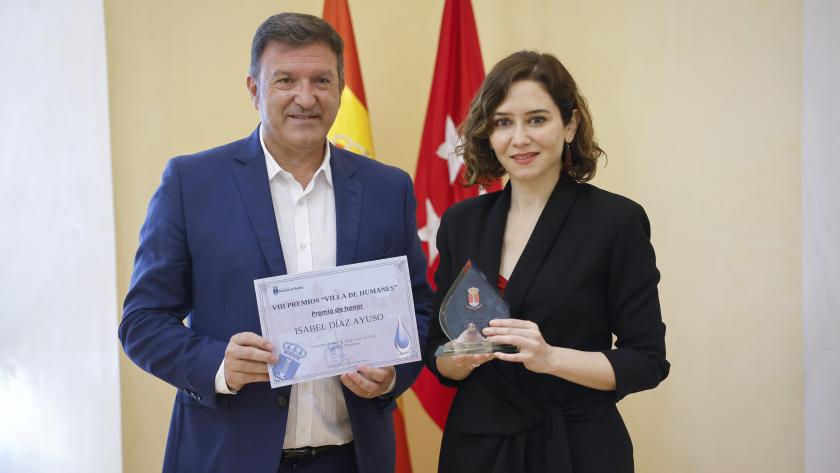 La presidenta Isabel Díaz Ayuso recibe el Premio de Honor Villa de Humanes La presidenta junto al alcalde del municipio, José Antonio Sánchez