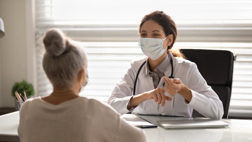La Comunidad de Madrid reduce un 30% el tiempo de espera para las intervenciones quirúrgicas Una doctora en consulta con una paciente