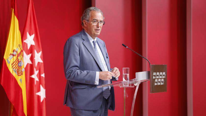 La Comunidad de Madrid invierte 235 millones para ampliar y mejorar las ayudas a domicilio de personas dependientes El consejero Enrique Ossorio durante la rueda de prensa