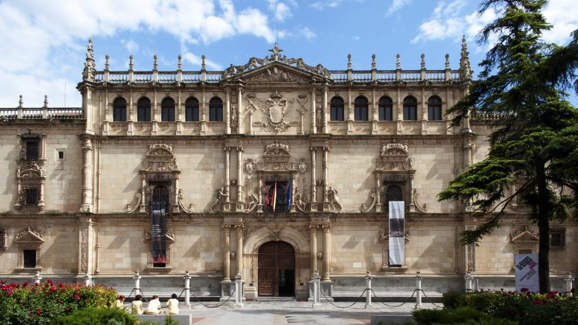 Fachada monumental del Colegio Mayor de San Ildefonso obra del arquitecto Gil de Hontañón Fachada monumental del Colegio Mayor de San Ildefonso