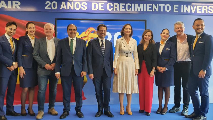 La Comunidad de Madrid solicita al Gobierno central la reducción temporal de las tasas aeroportuarias El consejero Javier Fernández Lasquetty con el resto de los asistentes al evento