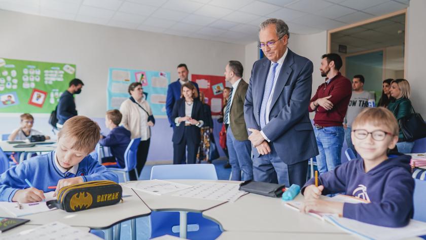 La Comunidad de Madrid crea 50 nuevas aulas de enlace para ayudar a la inserción de los alumnos refugiados de Ucrania El consejero visita un aula con alumnos ucranianos