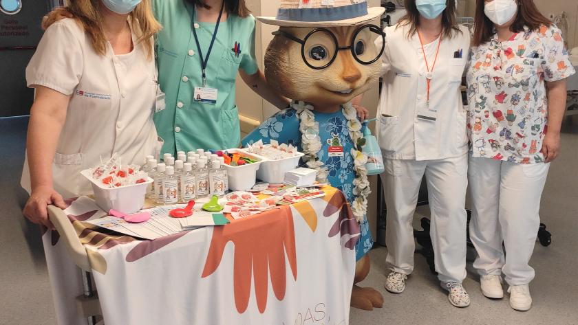 Hospital de Fuenlabrada celebra higiene de manos Enfermeras y facultativa frente a mesa con gel