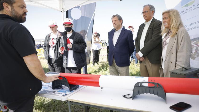 El consejero de Educación, Universidades y Ciencia, Enrique Ossorio, asiste a la final en Villanueva de la Cañada El consejero viendo el satélite