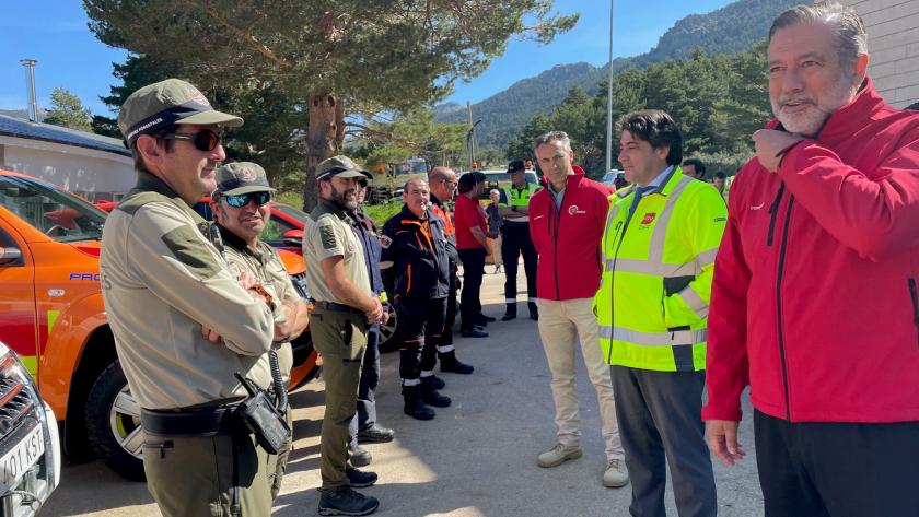 La Comunidad de Madrid actuó en más de 225.000 kilómetros de carreteras durante la Campaña de Vialidad Invernal 2021-2022 Los consejeros conversan con parte del equipo del plan