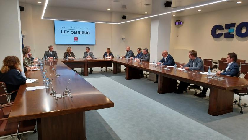 La consejera Paloma Martín durante la reunión, con los demás asistentes