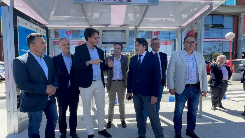 La Comunidad de Madrid instala en Leganés la primera marquesina de autobuses que utiliza energía solar para autoabastecerse El consejero David Pérez durante su visita a ver la marquesina