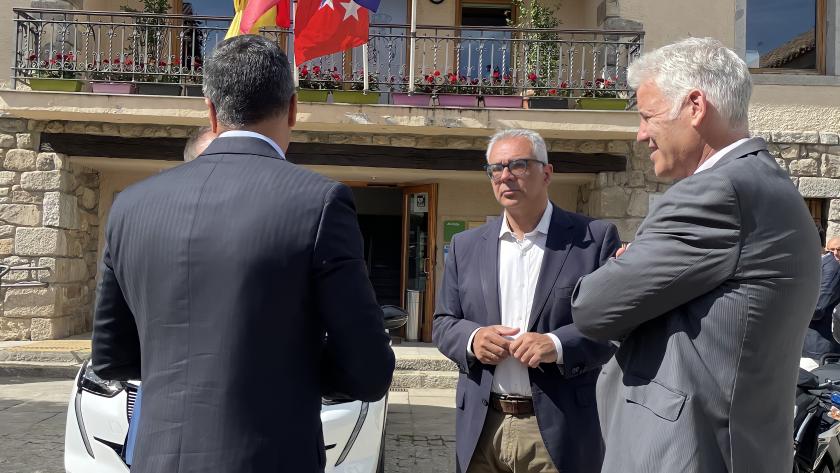 La Comunidad de Madrid adquiere nuevos vehículos eléctricos para la Policía Local y las concejalías de Medio Ambiente y Tecnologías de Torrelodones El consejero Carlos Izquierdo en su llegada a Torrelodones