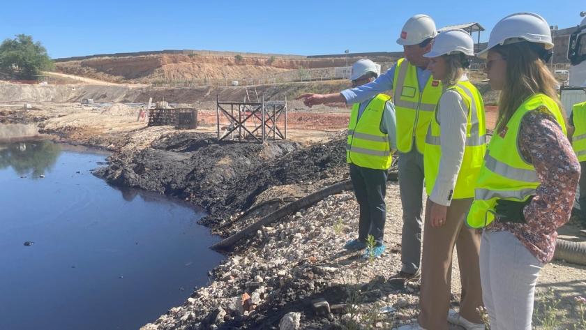 La Comunidad de Madrid ha retirado ya cerca de 53.000 toneladas de residuos en las lagunas artificiales de Arganda del Rey La consejera Paloma Martín en Arganda del Rey