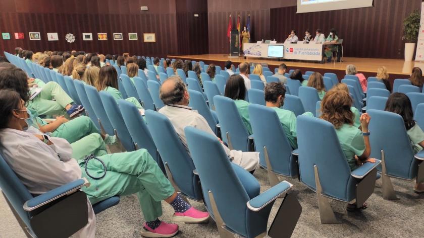 Despedida residentes Hospital de Fuenlabrada 2022 Personas en un salón de actos