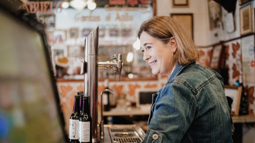 Marta Rivera de la Cruz en la barra de una de las tabernas centenarias de Madrid La Comunidad de Madrid destaca el valor de la gastronomía tradicional como reclamo turístico