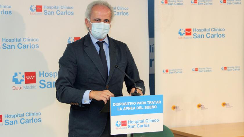 El consejero interviniendo en el atril 