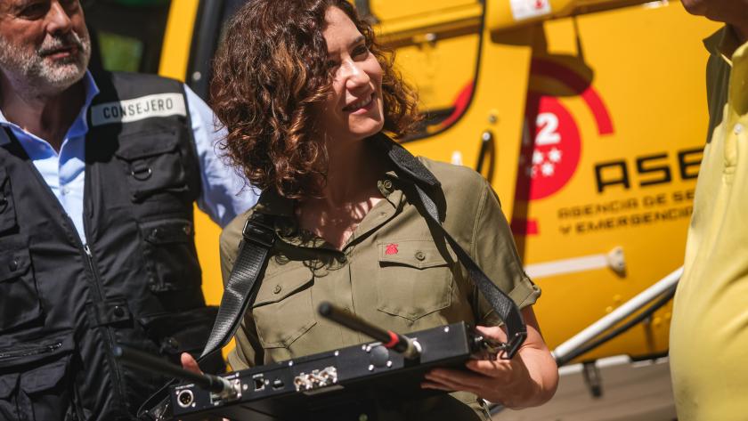 La presidenta con un control de los equipos de emergencia