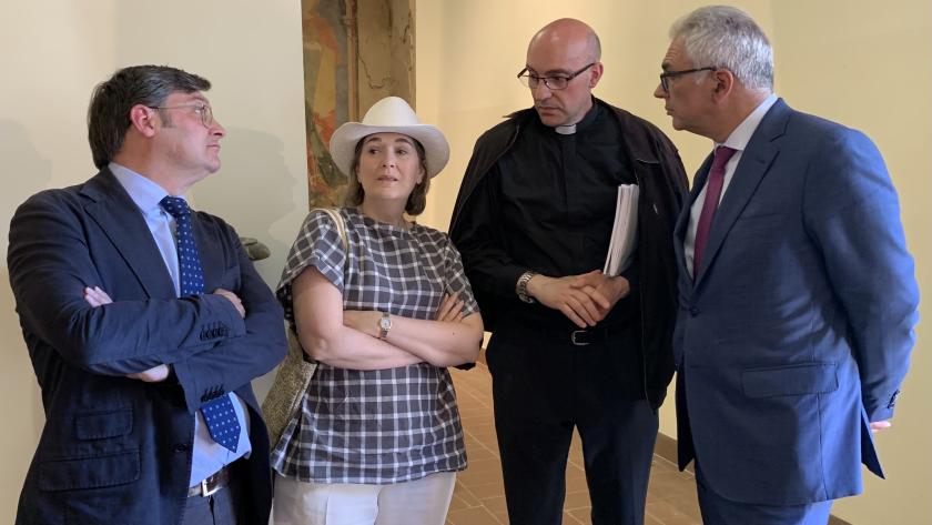 La Comunidad de Madrid restaura las pinturas y el retablo de la Ermita de Santa María La Antigua de Carabanchel La consejera Marta Rivera conversa sobre las obras de restauración