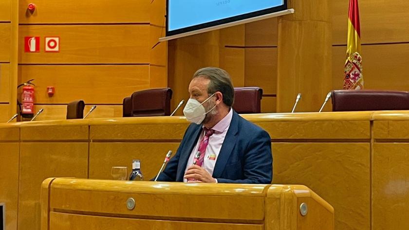 Hombre hablando desde un estrado