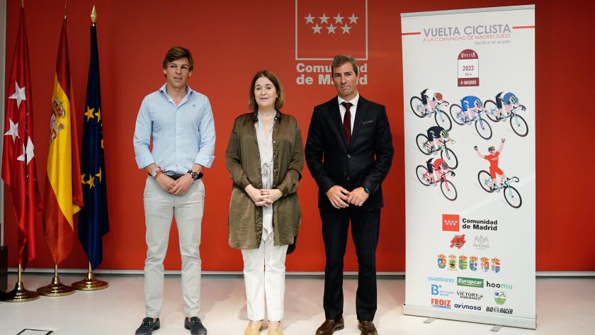La consejera Marta Rivera junto al presidente de la Federación Madrileña de Ciclismo y el viceconsejero de Deportes