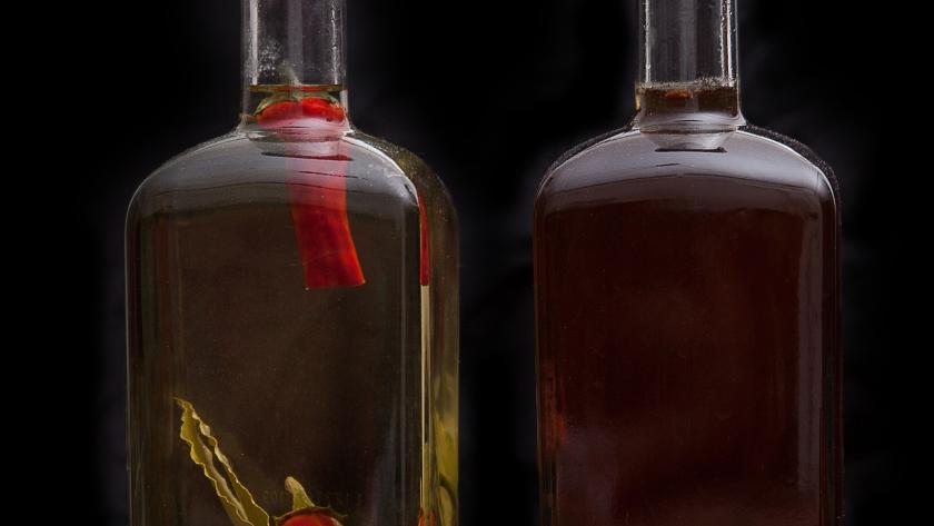 Aderezos de aceite y vinagre en dos botellas