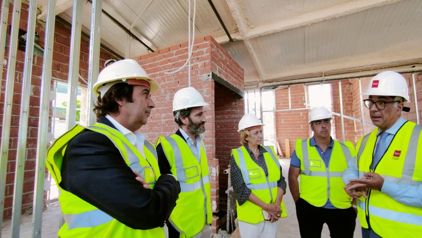 La Comunidad de Madrid invierte más de 5 millones de euros del PIR en dotaciones y servicios destinados a las personas mayores El consejero Carlos Izquierdo conversa con algunos de los responsables de las obras