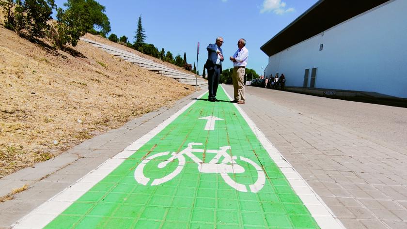 La Comunidad de Madrid mejora las instalaciones deportivas de 11 municipios de la zona este con un presupuesto PIR de 9 millones de euros El consejero Carlos Izquierdo conversando mientras revisa el paso de bicicletas