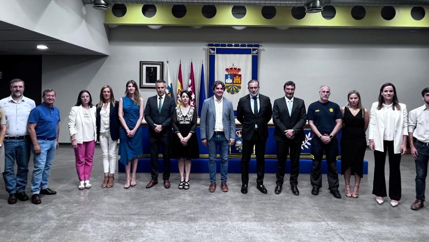 La Comunidad de Madrid mejorará la seguridad en el sur de la región con la integración del Parque de Bomberos de Fuenlabrada en la red regional El consejero Enrique López con parte del equipo de Fuenlabrada