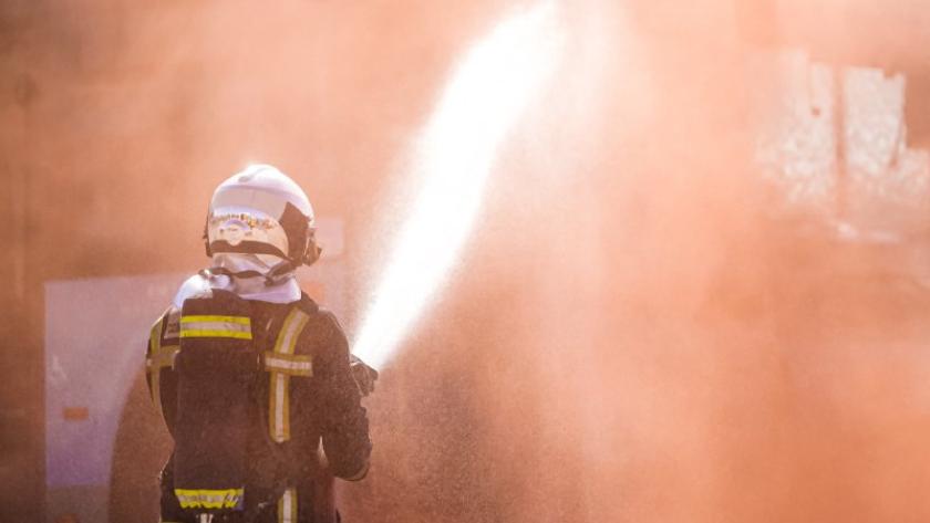 El consejero Enrique López ha presenciado un ejercicio del Cuerpo de Bomberos Bombero un con manguera echando agua
