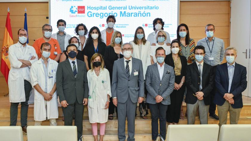 La sanidad pública madrileña recibe la acreditación de hospitales Infanta Sofía y Marañón como centros de excelencia para tumores neuroendocrinos El equipo se fotografía tras la firma del convenio
