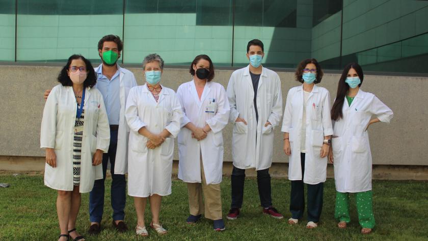 Dr. Antonio Caballero, el segundo por la izquierda, junto al resto del Servicio de Farmacología Clínica del centro Servicio de Farnacología clínica del Hospital universitario Puerta de Hierro Majadahonda