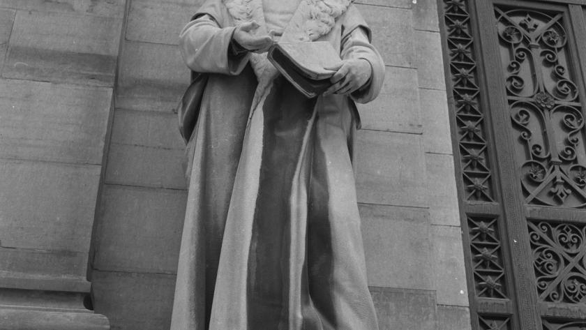 Escultura de Antonio de Nebrija