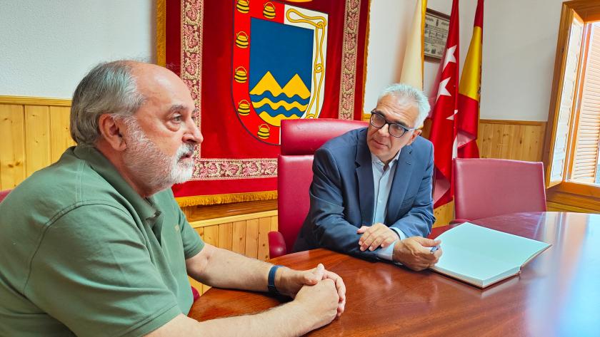 La Comunidad de Madrid aprueba la adquisición de una miniexcavadora para Valdepiélagos Carlos Izquierdo y el alcalde de Valdepiélagos en el Ayuntamiento del municipio