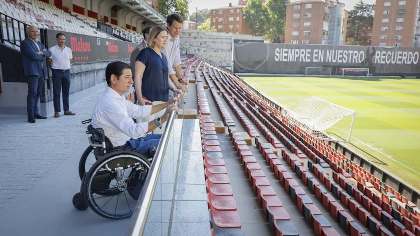 La consejera Marta Rivera observa el cesped