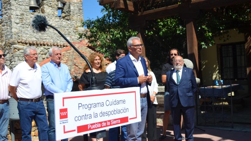 La Comunidad de Madrid estrena Cuídame para la atención social a personas mayores en pequeños municipios El consejero Carlos Izquierdo durante su intervención