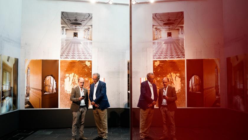 El vicepresidente Enrique Ossorio visitando la exposición