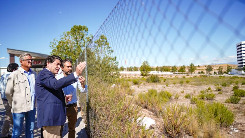 El consejero visitando el terreno