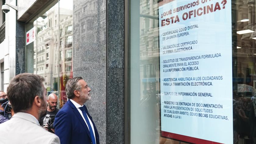 Enrique López en la Oficina Central de Atención al Ciudadano