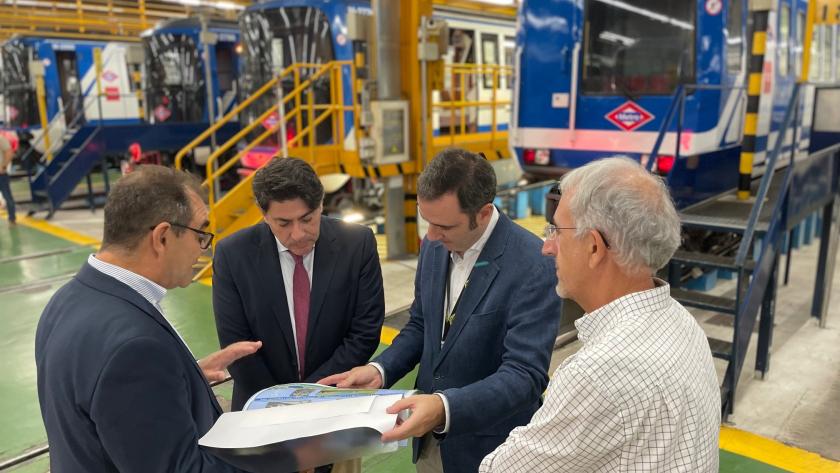 David Pérez observando los planos de renovación