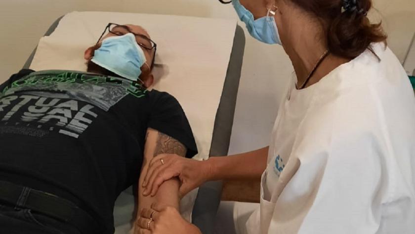 Fisioterapeuta del Centro de Salud Juan de la Cierva de Alcalá de Henares atiende a un usuario Consulta de Fisioterapia