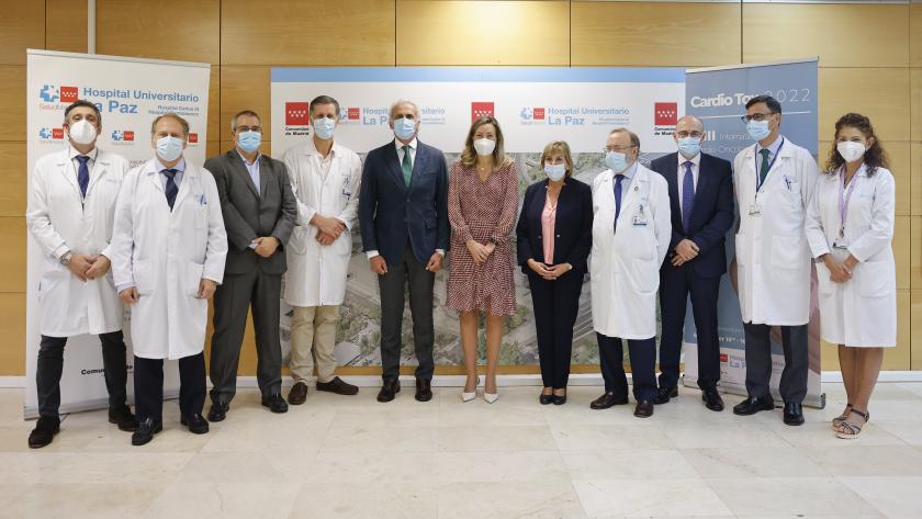 El consejero Enrique Ruiz con especialistas