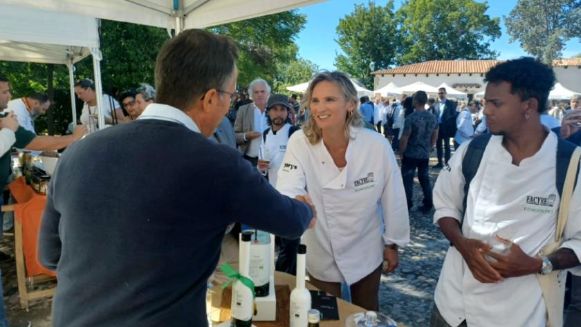 La consejera Paloma Martín saluda a otra personas