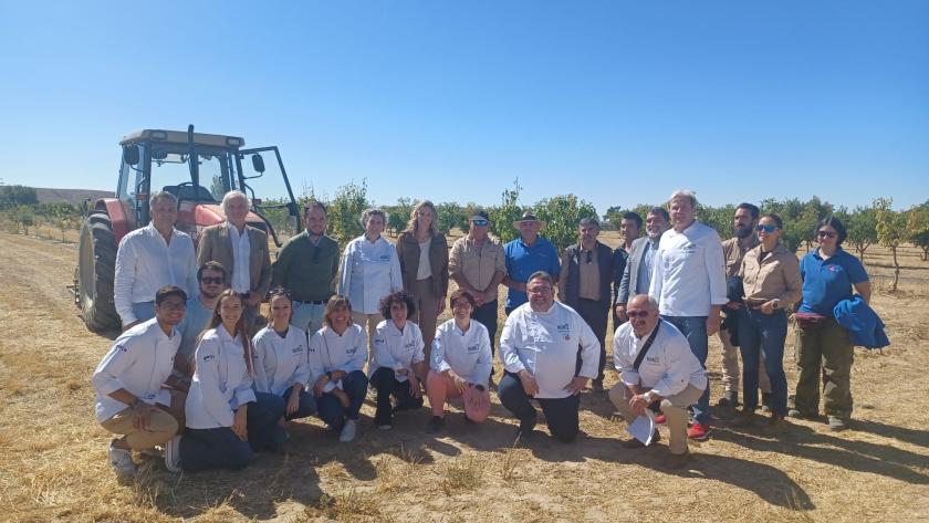 La consejera Paloma Martín con muchos chefs