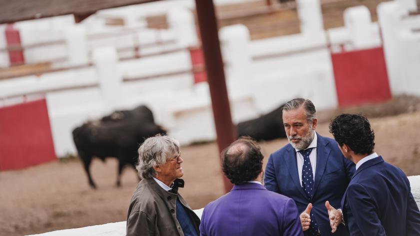 La Comunidad de Madrid recupera la Venta del Batán para la exhibición de ganaderías en las ferias taurinas de Las Ventas El consejero Enrique López en su visita a la Venta
