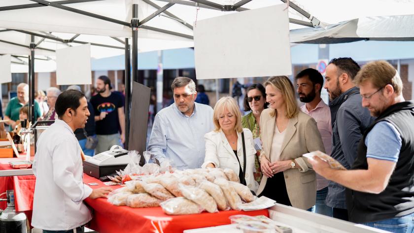 La Comunidad de Madrid celebra el X aniversario del mercado itinerante para la promoción de alimentos locales Paloma Martín conversa con algunos comerciantes