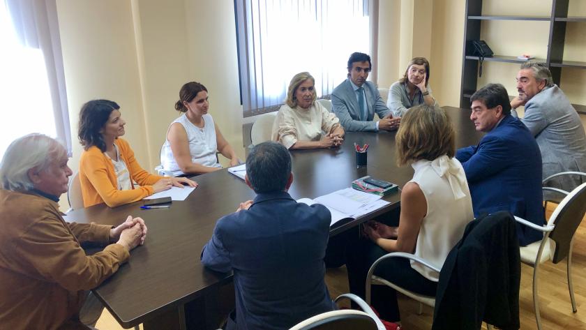 La consejera Concha Dancausa durante la reunión