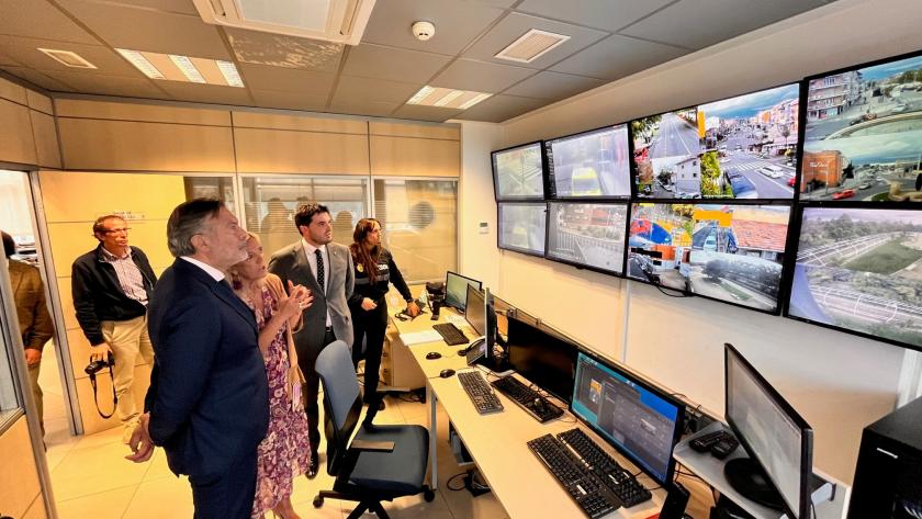 La Comunidad de Madrid eleva a 28 los ayuntamientos adheridos al Centro de Coordinación Municipal del 112 El consejero Enrique López en la sala de seguimiento