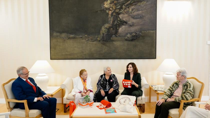 Díaz Ayuso recibe a mayores del proyecto Tejiendo Solidaridad puesto en marcha en las residencias para favorecer el envejecimiento activo La presidenta ha conocido las experiencias de mujeres que le han obsequiado con una bufanda de los colores de la bandera madrileña