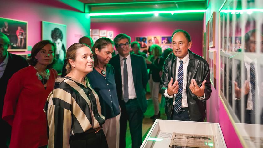 La Comunidad de Madrid presenta la exposición Pablo Pérez-Mínguez. Modernidad y Movida de un fotógrafo transgresor La consejera Marta Rivera visita la exposición