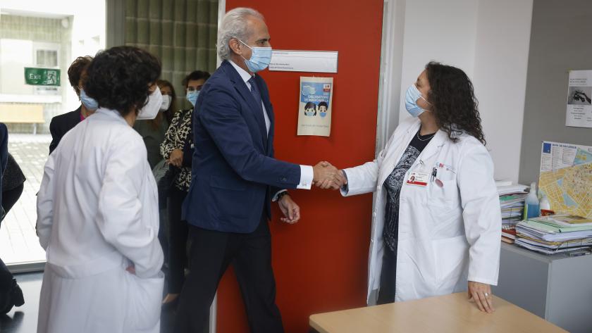 La Comunidad de Madrid lanza hoy la campaña informativa No a las drogas para concienciar sobre los riesgos de su consumo en jóvenes El consejero conversa con algunos responsables del Centro de Atención Integral a Drogodependientes