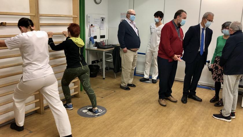 Visita centro para enfermos de Parkinson con motivo del Día del Cuidador Personas hablando de pie